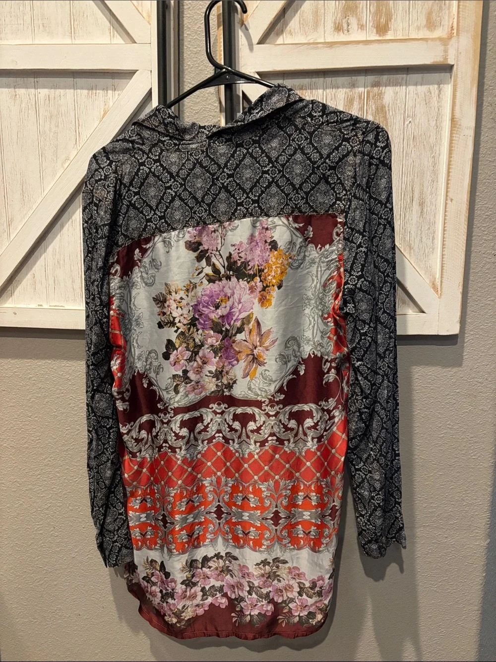 Aratta Printed Long-Sleeve Button-Up Tunic Top in Black and Maroon ptp 22 - Picture 3 of 5